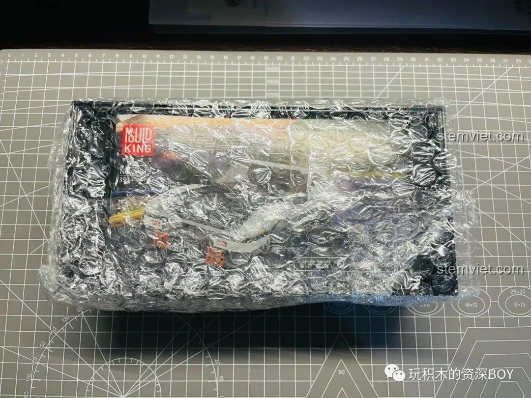 Hộp đồ chơi Mould King 27013 Xe Đua Toyota AE86 được bọc cẩn thận trong lớp chống sốc bong bóng, đảm bảo an toàn khi vận chuyển.