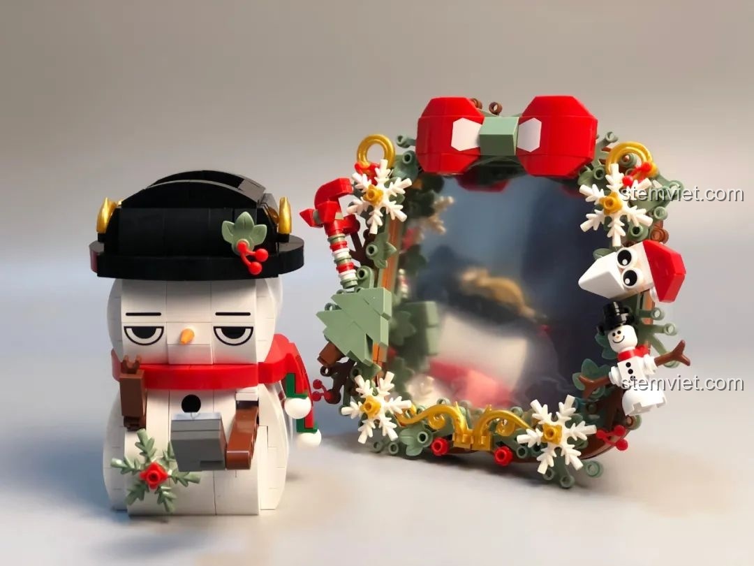 Hộp sản phẩm của đồ chơi mô hình Nhà Bánh Gừng JAKI, thiết kế như hộp lưu trữ, rất tiện dụng.