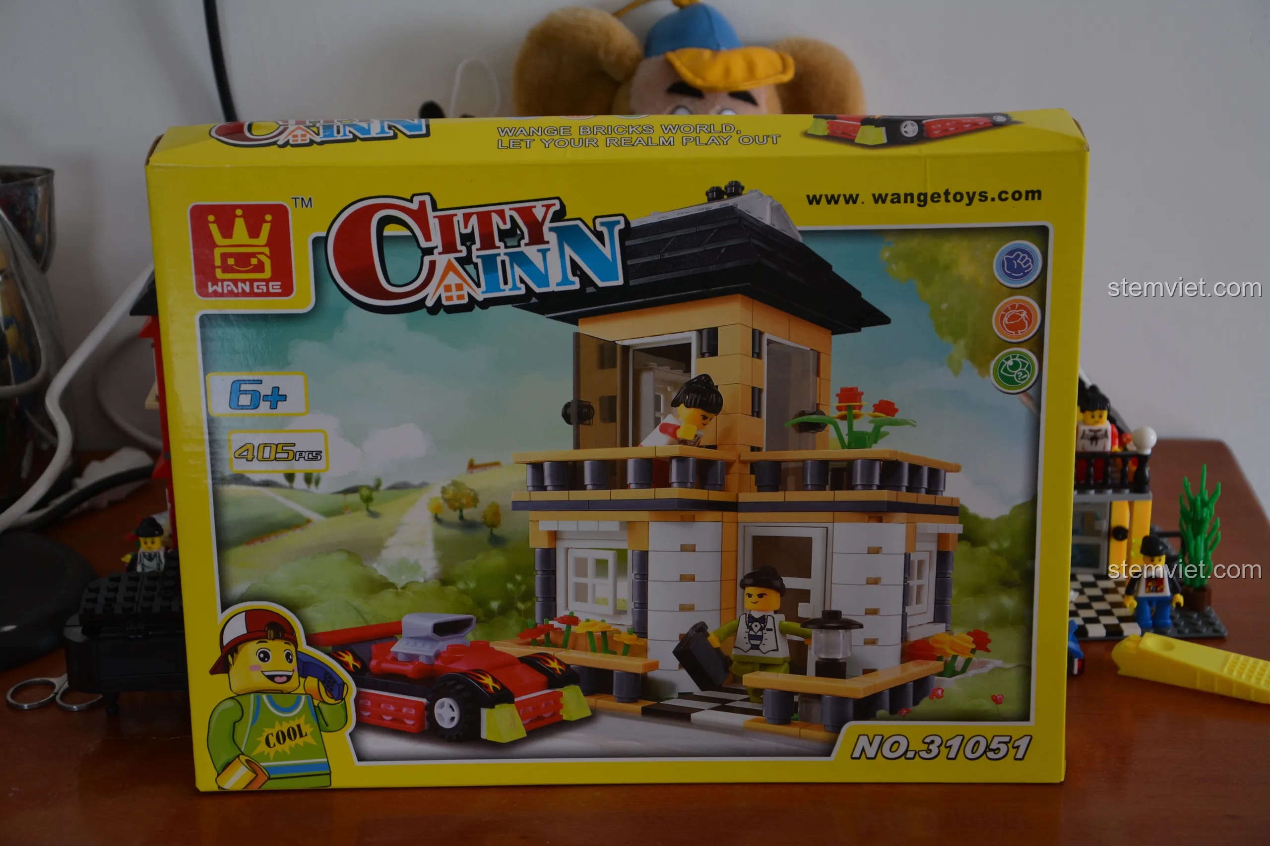 Hộp của bộ lắp ráp nhà phố WANGE 31051, ngôi nhà thứ tư trong combo với tông màu nâu vàng.