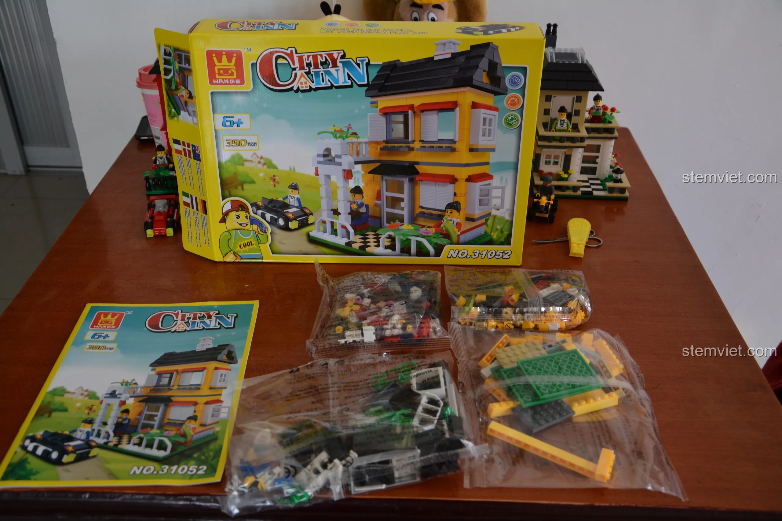 Hộp và các chi tiết của bộ lắp ráp nhà phố WANGE 31052, ngôi nhà cuối cùng trong combo.