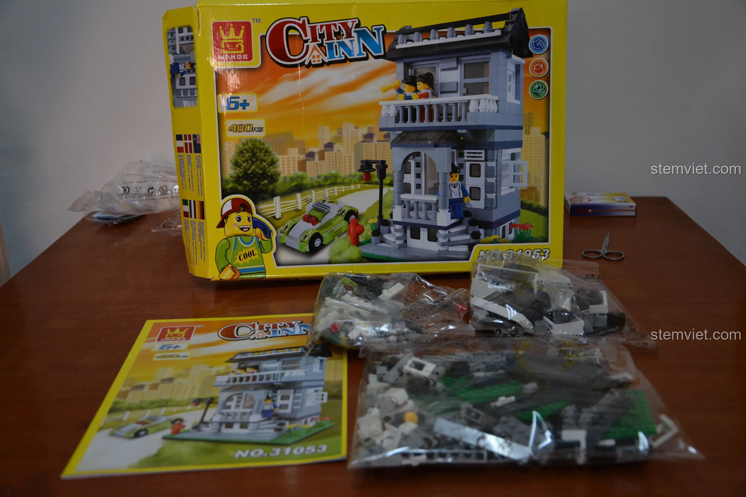 Hộp và các chi tiết của bộ lắp ráp nhà phố màu xám WANGE 31053, chuẩn bị cho ngôi nhà thứ hai.