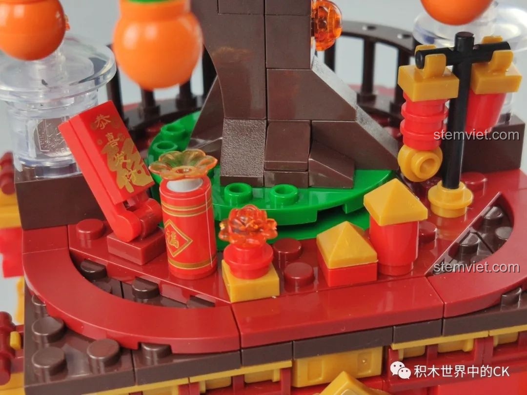 Cây phát tài ZHEGAO QL0987 được trang trí thêm những cánh hoa đào nhỏ xinh.