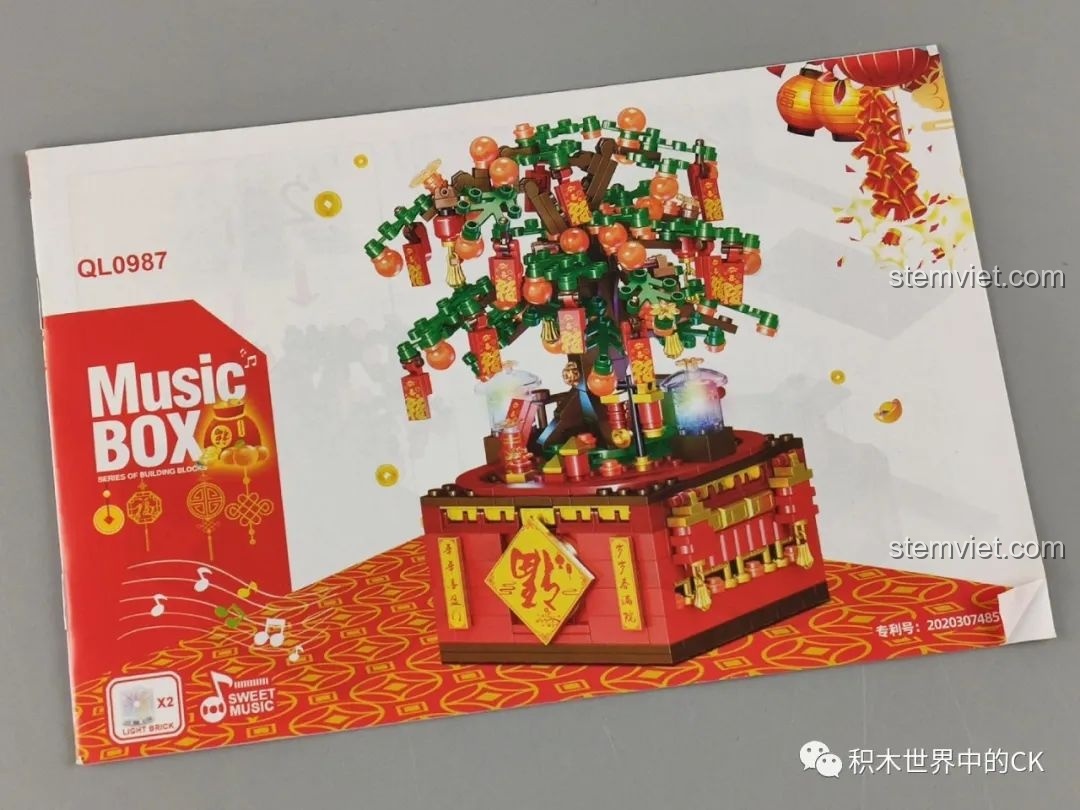 Tập sách hướng dẫn lắp ráp bộ ZHEGAO QL0987, với hình ảnh sản phẩm hoàn thiện.