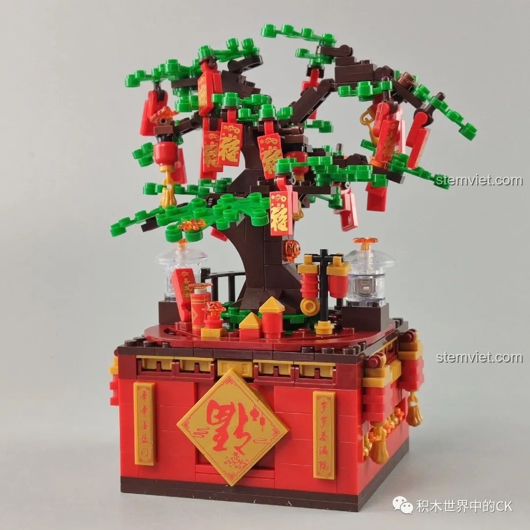 Toàn cảnh khu vườn Tết thu nhỏ được lắp ráp từ bộ ZHEGAO QL0987, với cây phát tài, chòi lục giác và cầu.