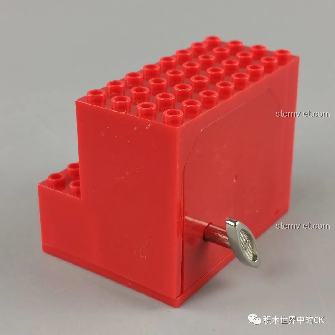 Phần đế hộp nhạc ZHEGAO QL0987 đang được lắp ráp, lộ ra cơ chế quay.