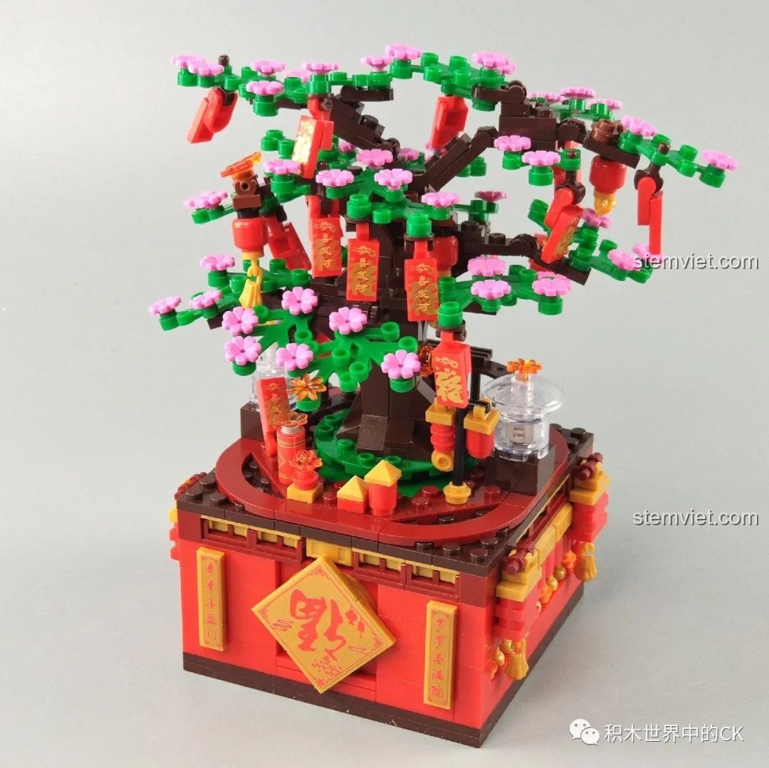 Cảnh những người bạn nhỏ đang vui chơi trong khu vườn Tết được lắp ráp từ bộ ZHEGAO QL0987.