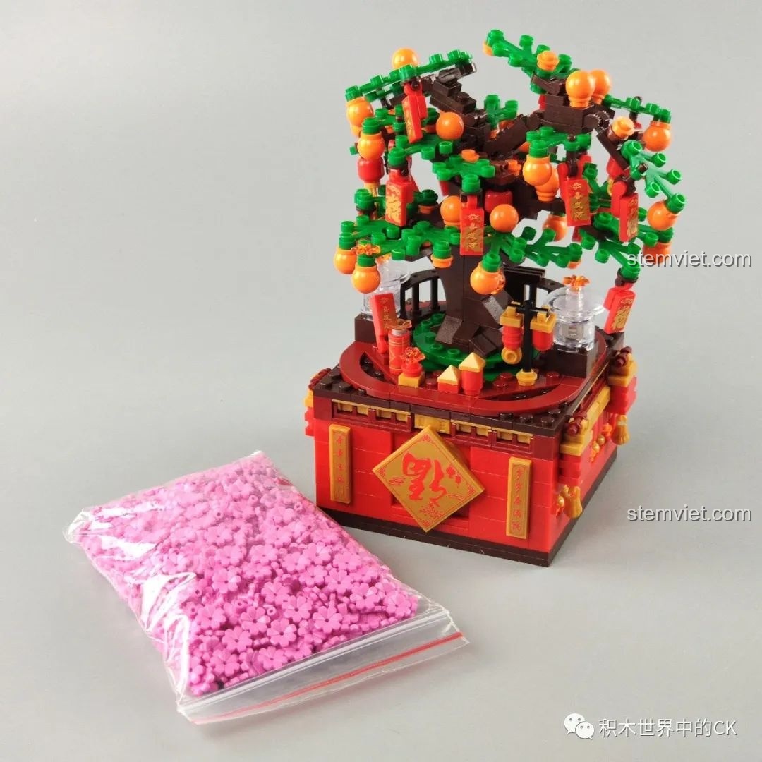 So sánh cây phát tài ZHEGAO QL0987 với cây thông Noel lắp ráp, cả hai đều đẹp mắt.