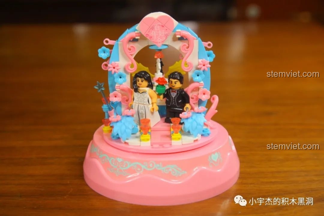 Cặp đôi cô dâu chú rể được đặt lên sân khấu trên hộp nhạc WOMA C0361, sẵn sàng cho điệu nhảy lãng mạn.