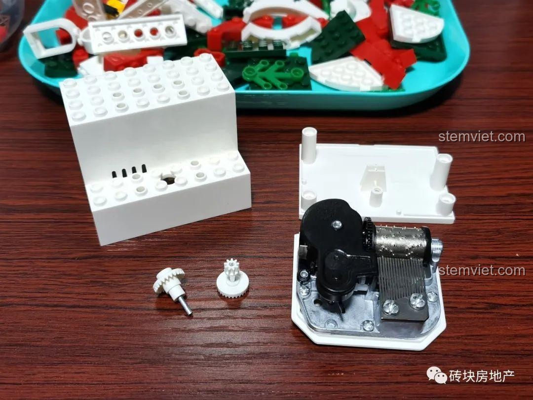 Chi tiết bộ phận hộp nhạc và các bánh răng của mô hình Hộp nhạc Giáng Sinh Zhe Gao QL0981, là trái tim của bộ đồ chơi.