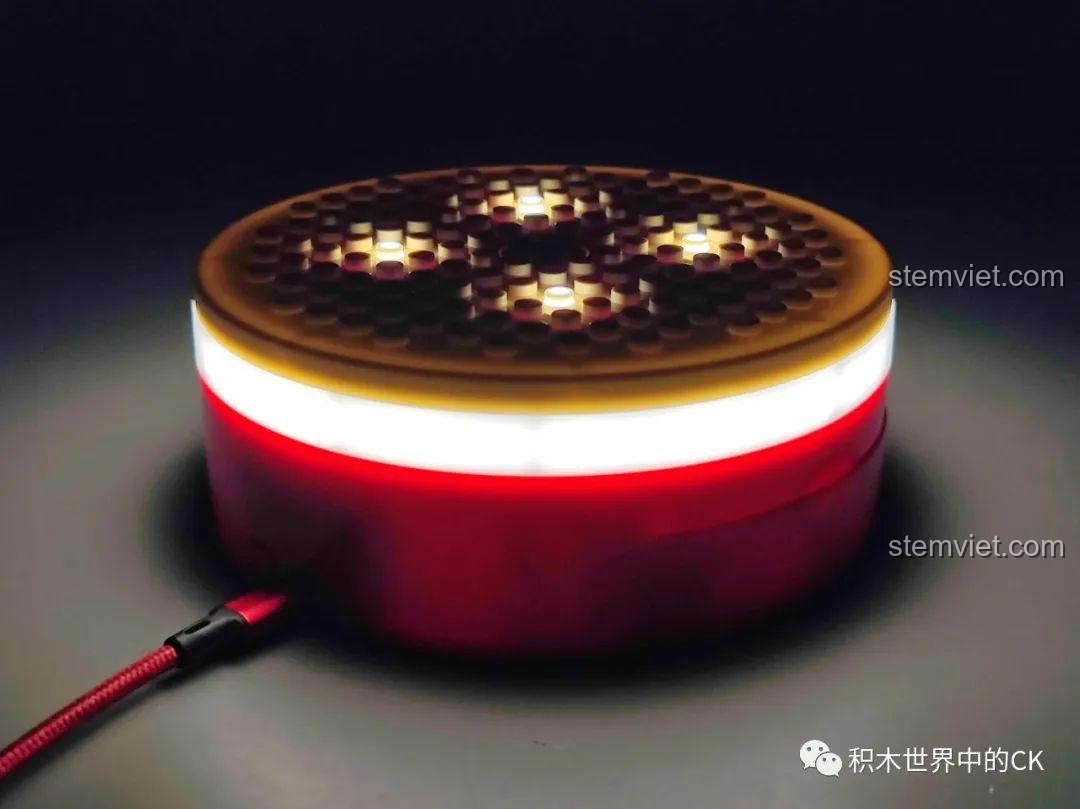 Cận cảnh cổng sạc USB và chi tiết thiết kế của hộp nhạc lắp ráp Meiji Blocks 23001.