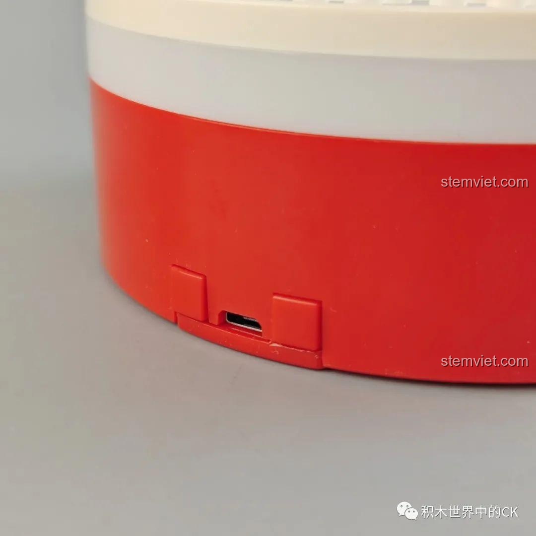Cận cảnh cổng sạc USB trên hộp nhạc lắp ráp Meiji Blocks 23001.