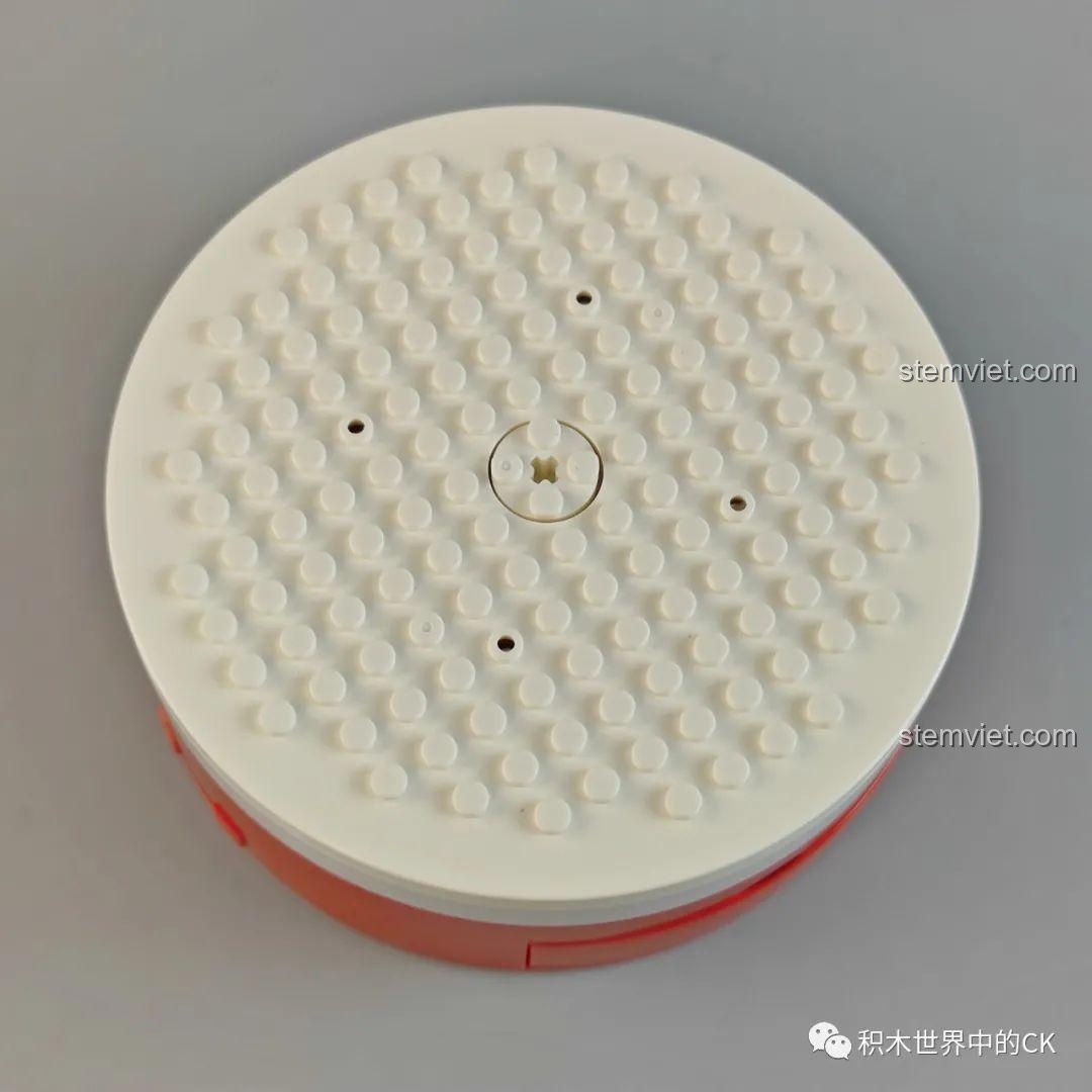 Cận cảnh mặt trên của hộp nhạc lắp ráp Meiji Blocks 23001, với các lỗ nhỏ được sắp xếp đều đặn.