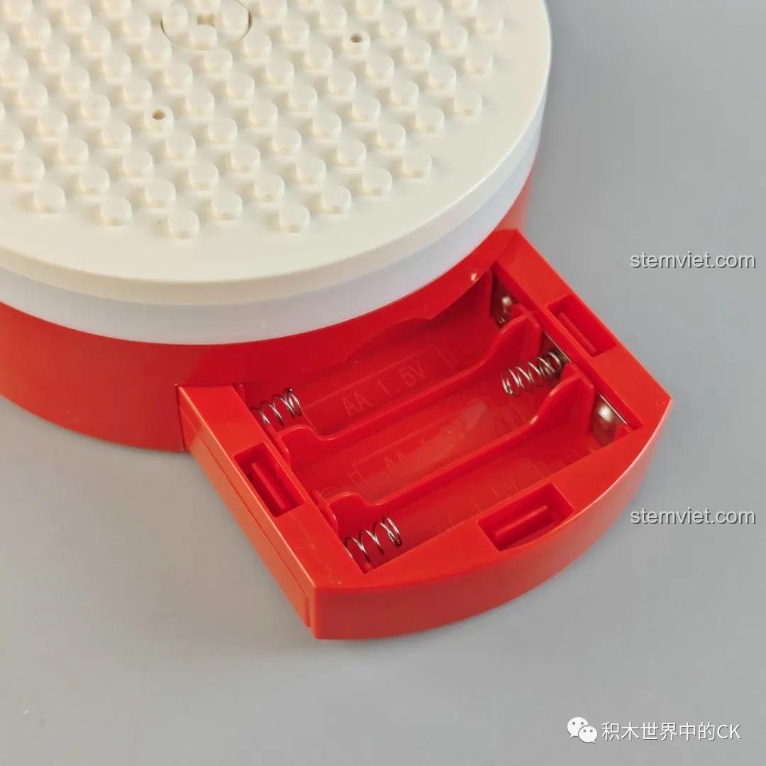 Ngăn chứa pin AA bên trong hộp nhạc lắp ráp Meiji Blocks 23001.