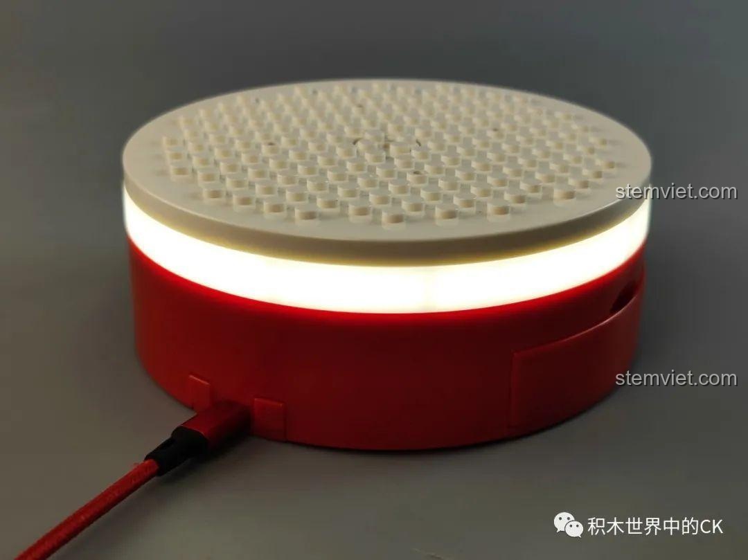 Hộp nhạc lắp ráp Meiji Blocks 23001 đang sáng đèn LED vòng quanh.