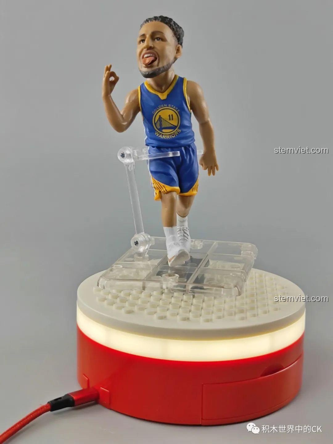 Mô hình Stephen Curry được lắp ráp trên hộp nhạc Meiji Blocks 23001 đang sáng đèn.