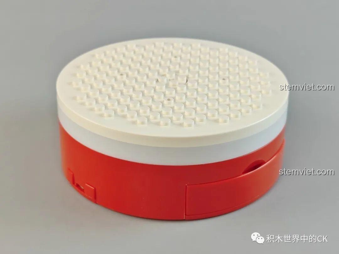 Hộp nhạc lắp ráp Meiji Blocks 23001 phiên bản màu đỏ, mặt trên có các lỗ nhỏ để gắn chi tiết.