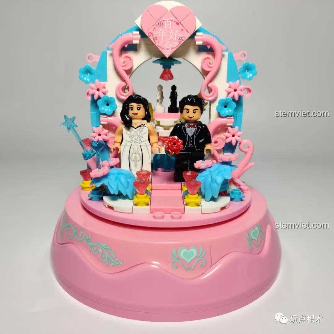 Mô hình hộp nhạc WOMA C0361 Marry Me hoàn chỉnh với cặp đôi cô dâu chú rể đứng trên lễ đường.