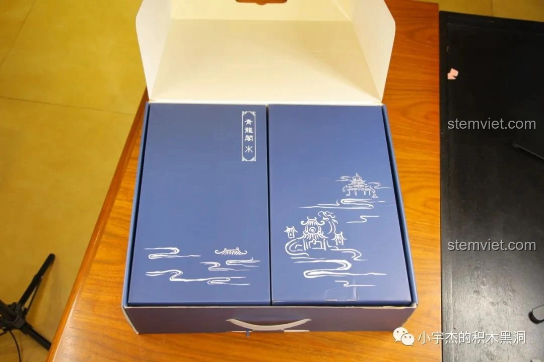 Bên trong hộp đồ chơi lắp ráp Sluban M38-B0936 Thanh Long Các là hai hộp nhỏ màu xanh đậm, thiết kế như sách.