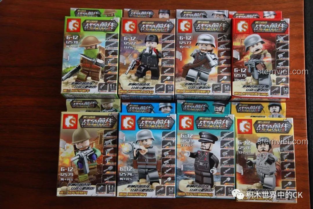Cận cảnh 8 hộp nhỏ riêng lẻ của bộ Minifigure Chiến dịch Ba Lan Senbao 12572-12579, mỗi hộp chứa một nhân vật lính độc đáo.