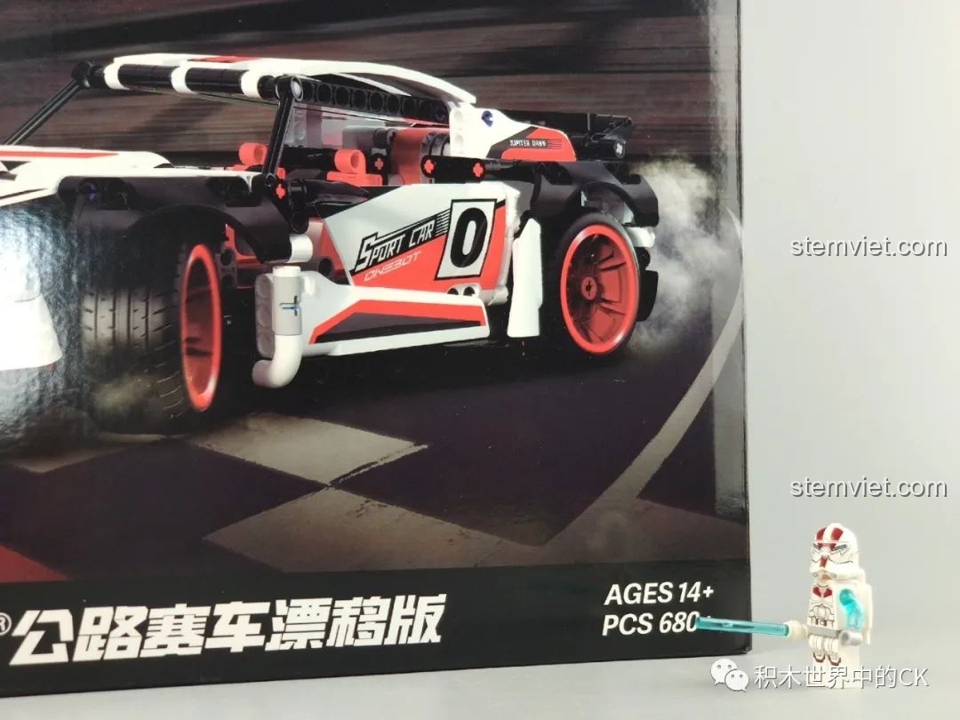 Cận cảnh hộp đồ chơi xây dựng Mô hình Xe Đua RC cho trẻ 14 tuổi ONEBOT SC40AIQI với hình ảnh xe đua cực ngầu.