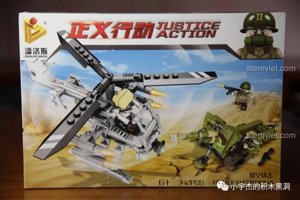 Mặt trước hộp bộ lắp ráp Panlos 631004A Mô hình trực thăng quân sự và pháo dã chiến trong bối cảnh sa mạc.