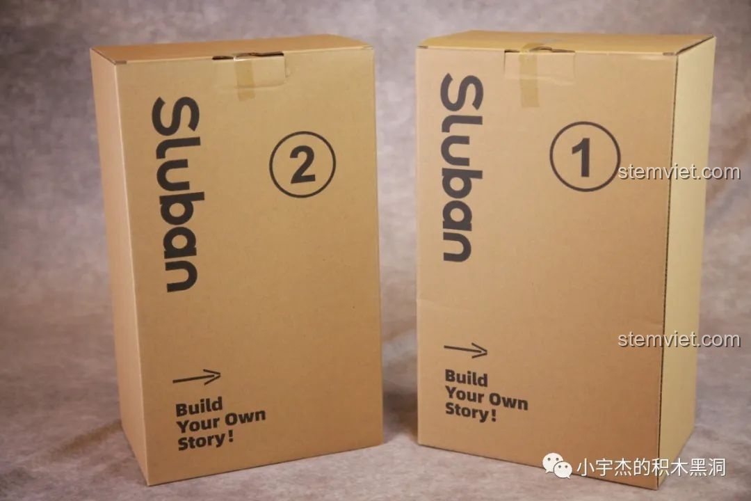 Hai hộp nhỏ màu nâu bên trong bộ lắp ráp Sluban M38-B1188 Tàu Sân Bay Phúc Kiến, đánh số 1 và 2.