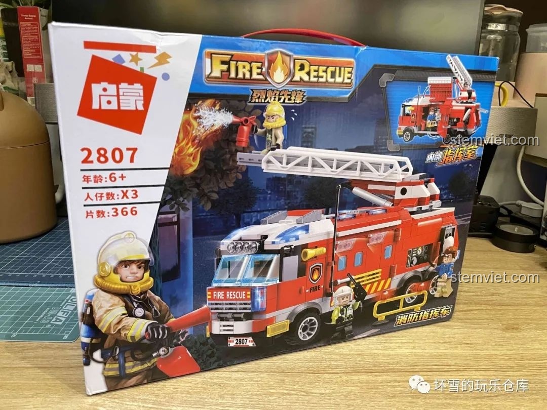 Hộp đồ chơi lắp ráp QMAN 2807 Xe Chỉ Huy Cứu Hỏa Fire Rescue với hình ảnh xe và lính cứu hỏa minh họa sống động.