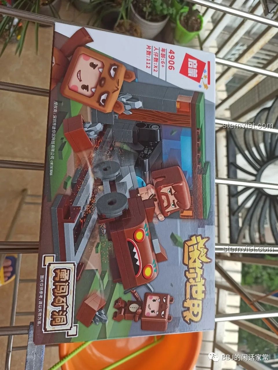 Mặt trước hộp bộ lắp ráp QMAN 4906 Mini World Dũng Cảm Vượt Hầm Mỏ với hình ảnh Tù trưởng và Bé Gấu trong hầm mỏ.