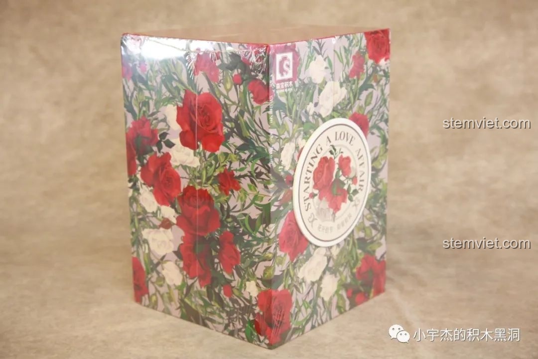 Hộp quà tặng hoa hồng 520 SEMBO còn nguyên lớp seal nilon, cho thấy sự chỉn chu và chất lượng của sản phẩm.