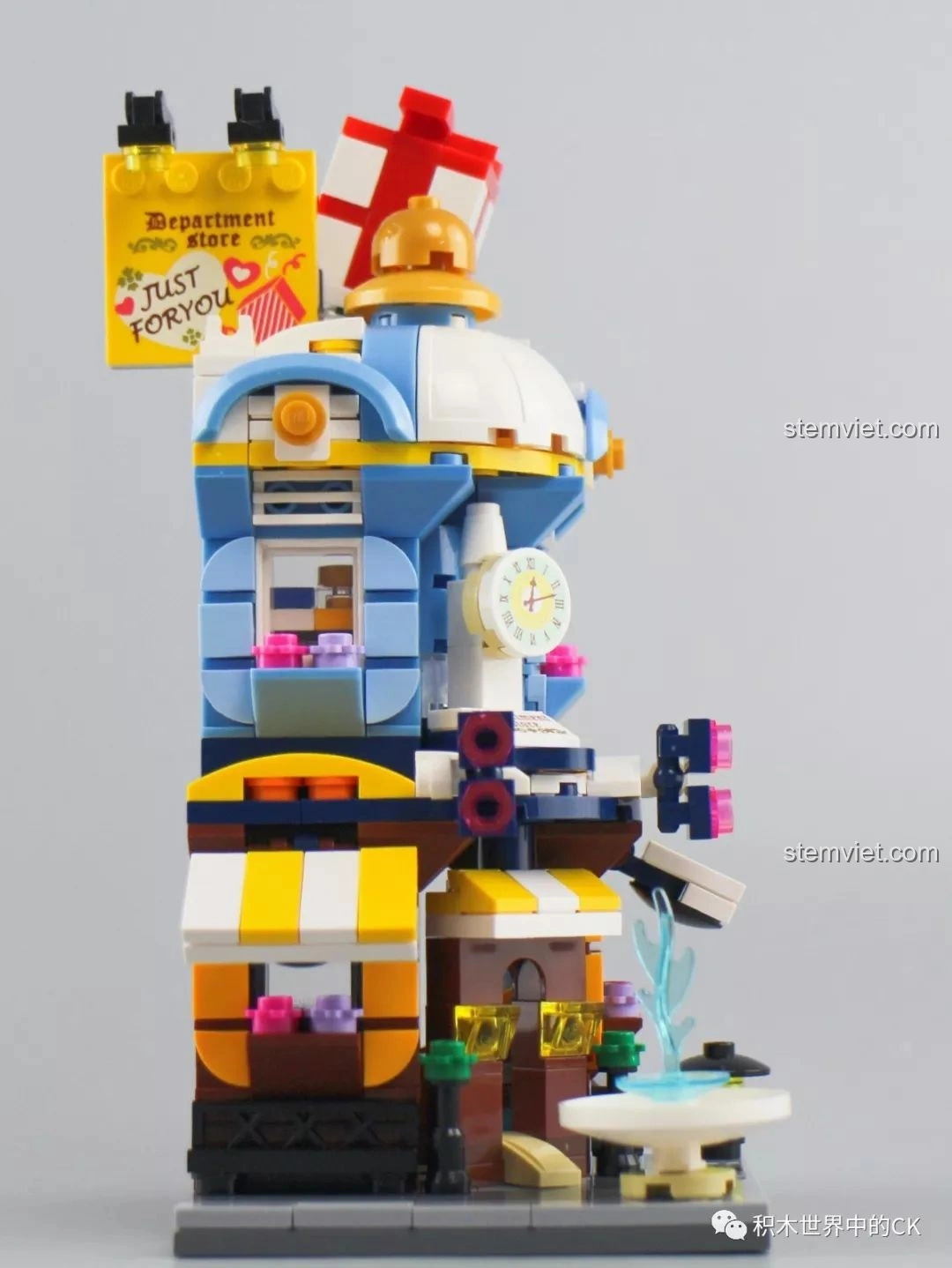 Chi tiết hộp quà khổng lồ trên mái của mô hình Trung Tâm Thương Mại Keepplay C0105, là điểm nhấn độc đáo.