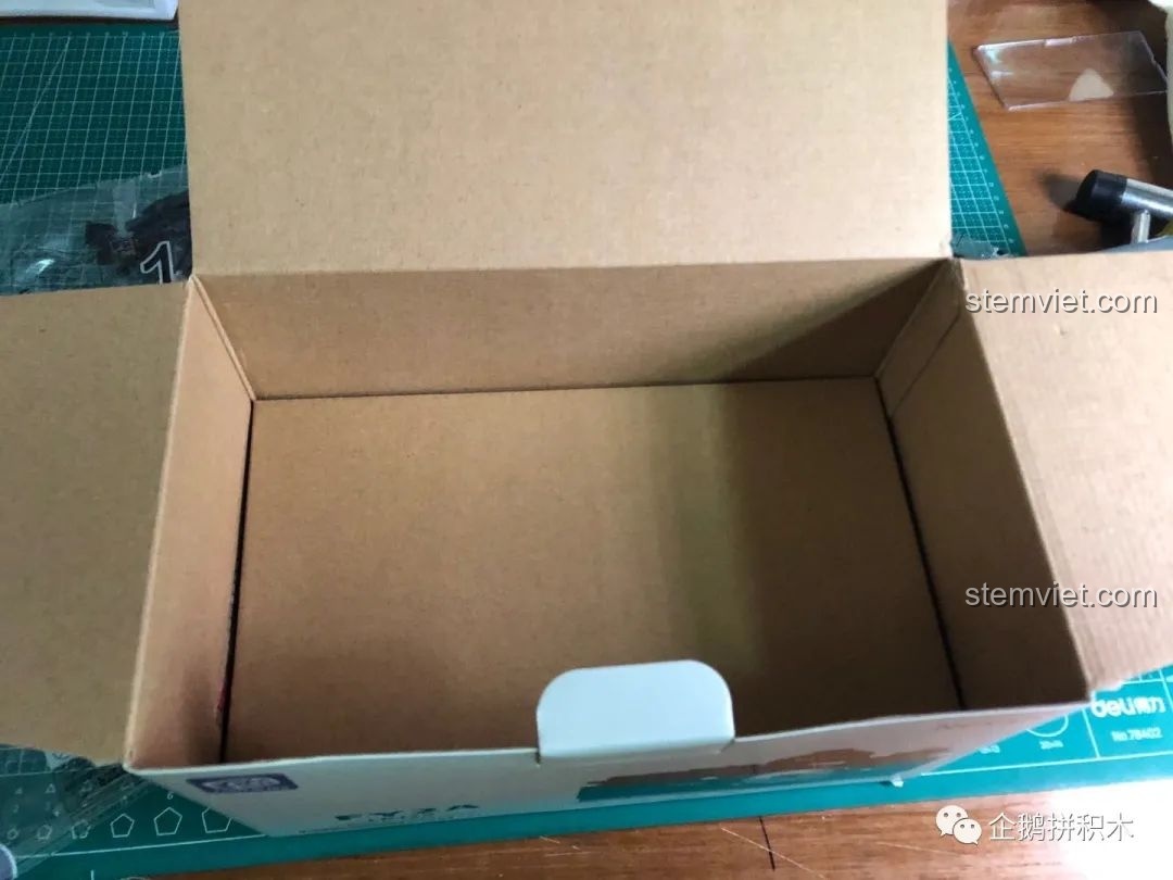 Bên trong hộp rỗng của bộ lắp ráp Máy Ảnh Kỹ Thuật Số Nekan FY2A LR129 (00844), cho thấy không gian bên trong.