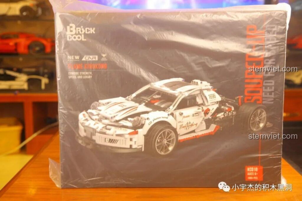 Hộp sản phẩm BrickCool KC010 Flame Kingkong được bọc trong một lớp nilon bảo vệ, sẵn sàng cho quá trình unbox.