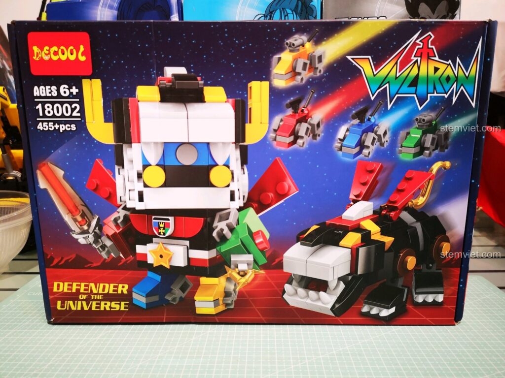 Hộp sản phẩm đồ chơi lắp ráp Decool 18002 BrickHeadz Voltron: Người Bảo Vệ Vũ Trụ với hình ảnh robot và 5 sư tử máy.