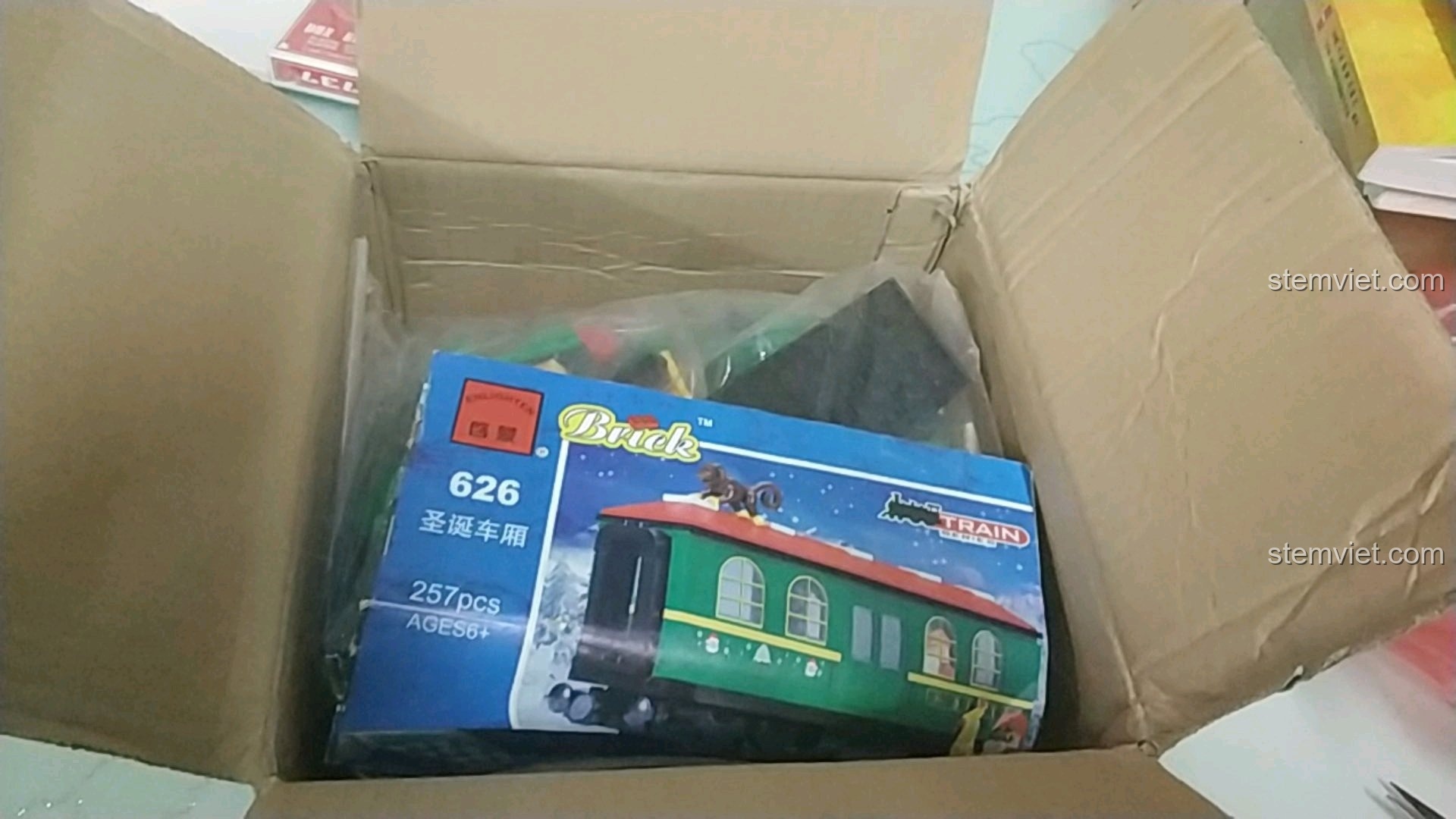 Hộp sản phẩm Enlighten 626 Toa tàu chở quà Giáng Sinh được lấy ra từ thùng carton.