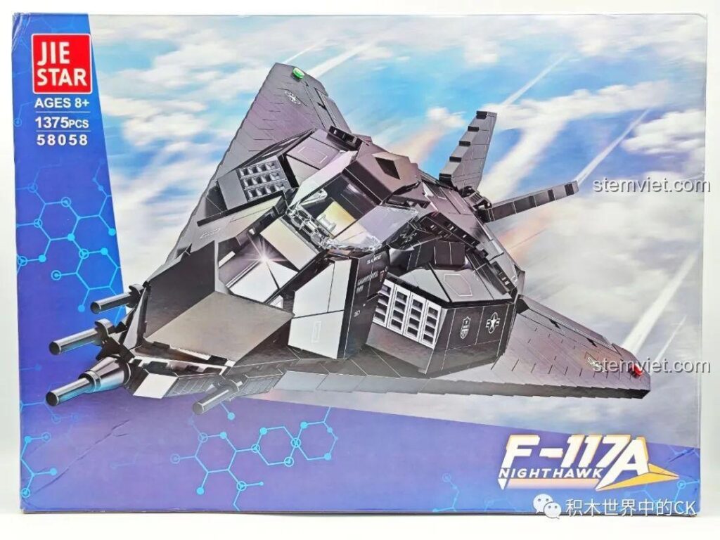 Mặt trước hộp đồ chơi mô hình JIESTAR 58058, in hình Máy bay tàng hình F-117A Nighthawk màu đen đầy uy lực trên nền xanh công nghệ.