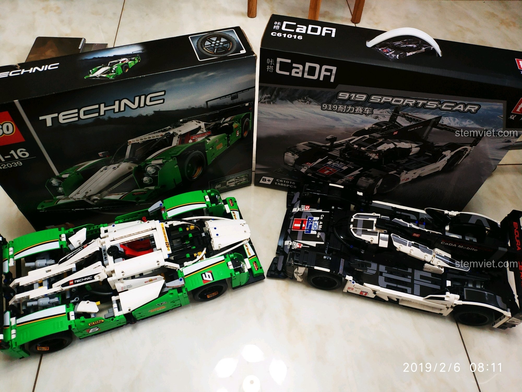 So sánh hai hộp sản phẩm LEGO Technic 42039 và CaDA C61016 Porsche 919 Hybrid, cả hai đều có thiết kế bắt mắt.