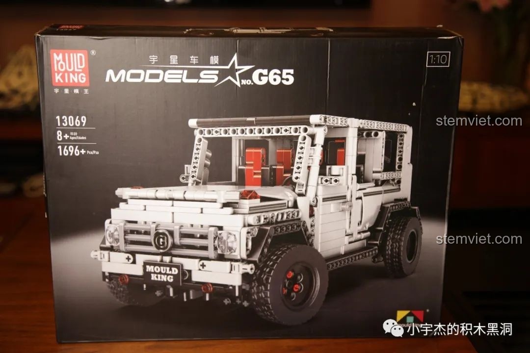 Hộp sản phẩm Mould King 13069 Xe Địa Hình G500 AWD Wagon với hình ảnh mô hình xe màu trắng nổi bật trên nền đen.