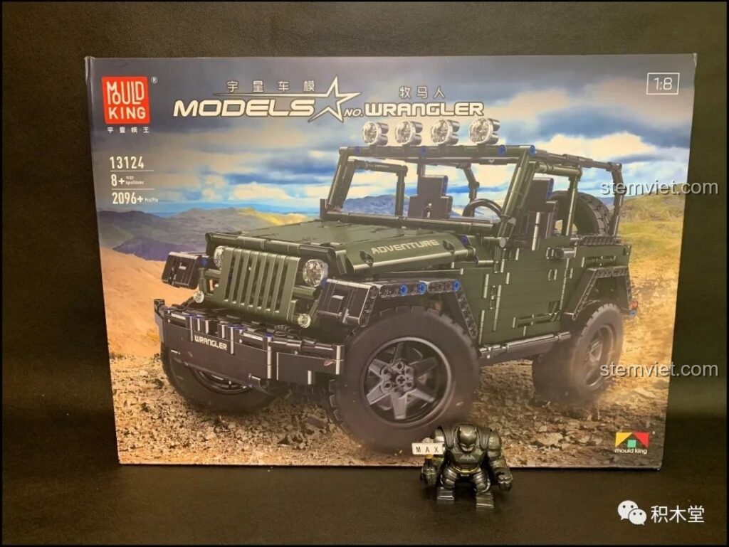 Hộp của bộ lắp ráp Mould King 13124 Mô hình Jeep Rubicon, thể hiện hình ảnh chiếc xe địa hình màu xanh quân đội hầm hố.