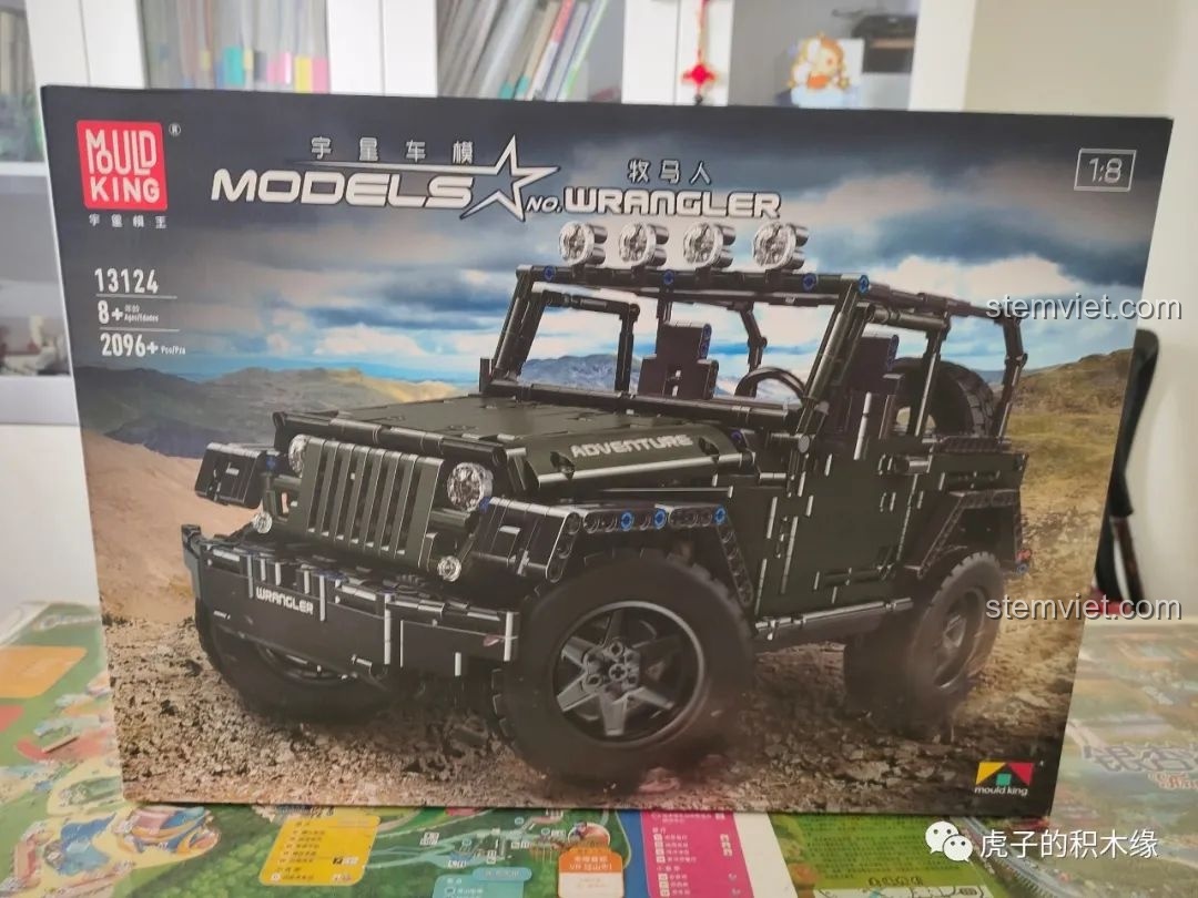 Hộp đựng của bộ lắp ráp xe địa hình Mould King 13124D Jeep Wrangler, thiết kế chuyên nghiệp và hấp dẫn.