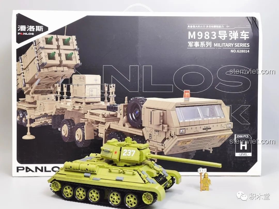 Hộp của bộ lắp ráp Xe vận tải chiến thuật hạng nặng M983 628014 được so sánh với mô hình xe tăng khác.