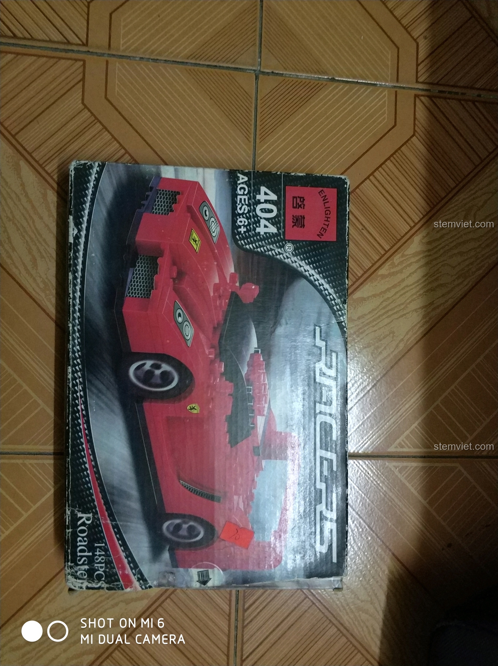 Hộp sản phẩm QMAN 404 với hình ảnh chiếc Ferrari F40 Roadster màu đỏ, giới thiệu mã số 404 và số chi tiết 148 mảnh.