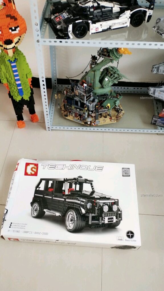 Hộp sản phẩm bộ lắp ráp SEMBO 701960 Xe địa hình G500 với hình ảnh chiếc xe Mercedes-Benz G-Wagon màu đen hầm hố.