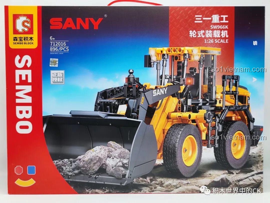 Mặt trước hộp sản phẩm đồ chơi lắp ráp Sembo 712016 Xe Xúc Lật Bánh Lốp SANY SW966K với hình ảnh mô hình sống động.
