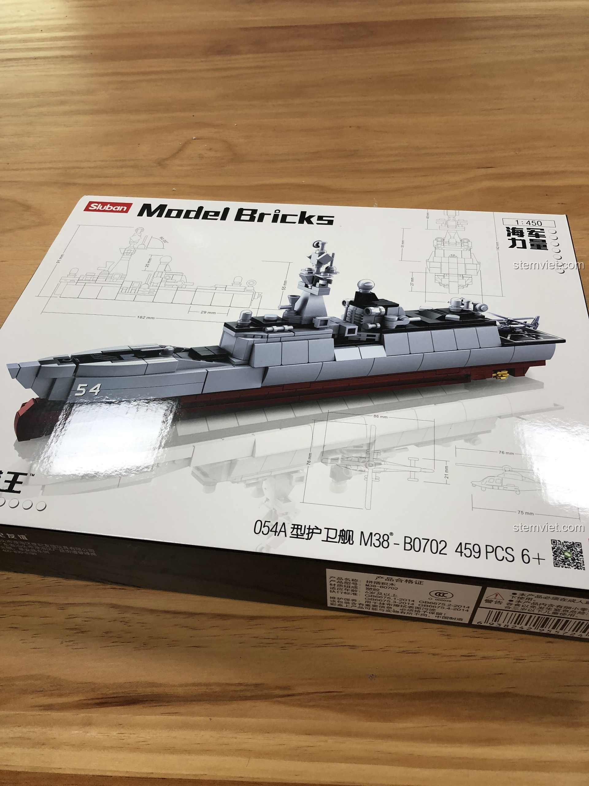 Cận cảnh hộp đồ chơi mô hình Sluban M38-B0702 Tàu Hộ Vệ Tên Lửa Kiểu 054A Lâm Nghi với thiết kế tối giản, hiện đại.