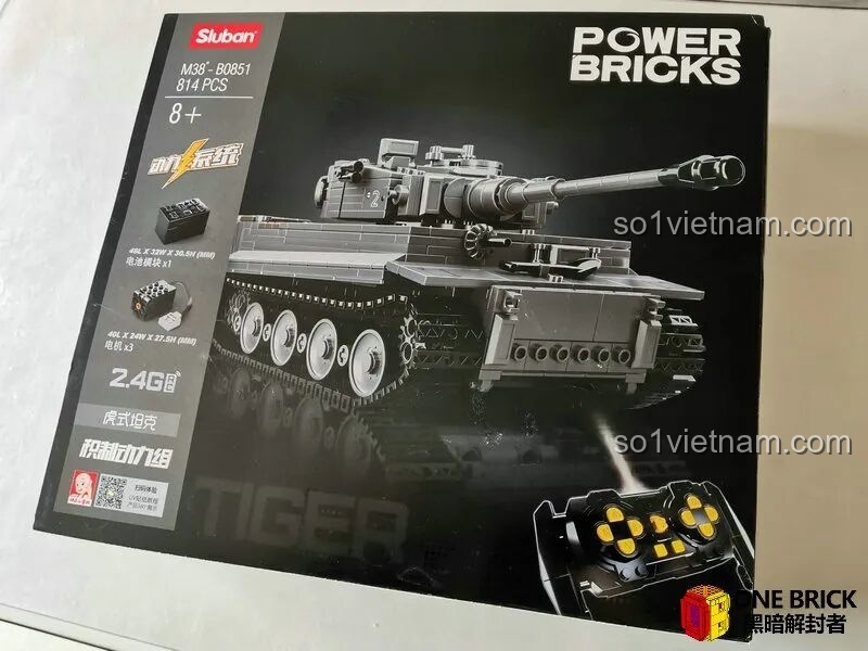 Mặt trước hộp sản phẩm bộ lắp ráp Sluban M38B0851 Hổ thép Tiger I, thiết kế màu đen sang trọng, hình ảnh xe tăng và bộ điều khiển.