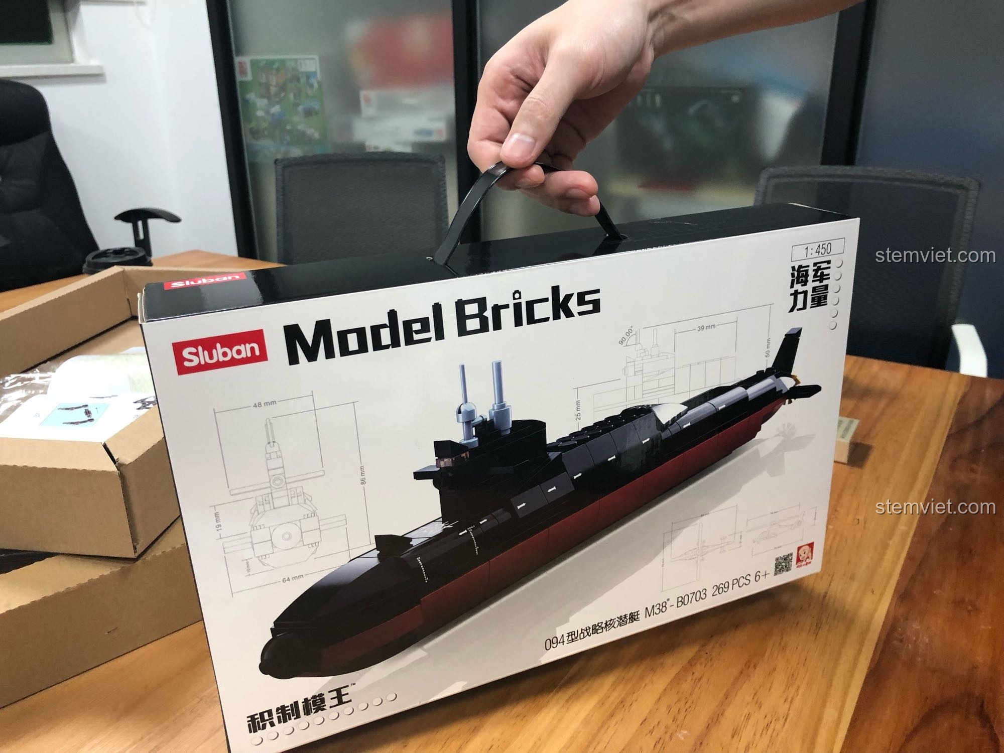 Hộp sản phẩm bộ lắp ráp tàu ngầm Type 094 của Sluban, một phần của bộ sưu tập hạm đội hải quân 1:450.