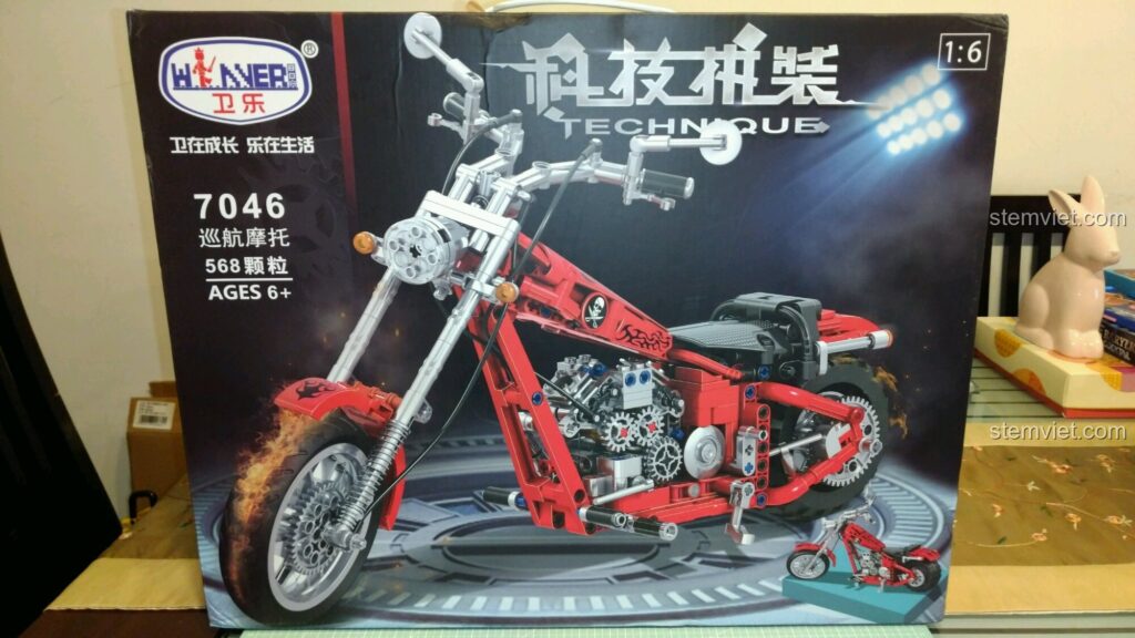 Hộp sản phẩm mô hình xe máy Harley Davidson Cruiser Winner 7046 với hình ảnh xe màu đỏ nổi bật và thông số kỹ thuật.