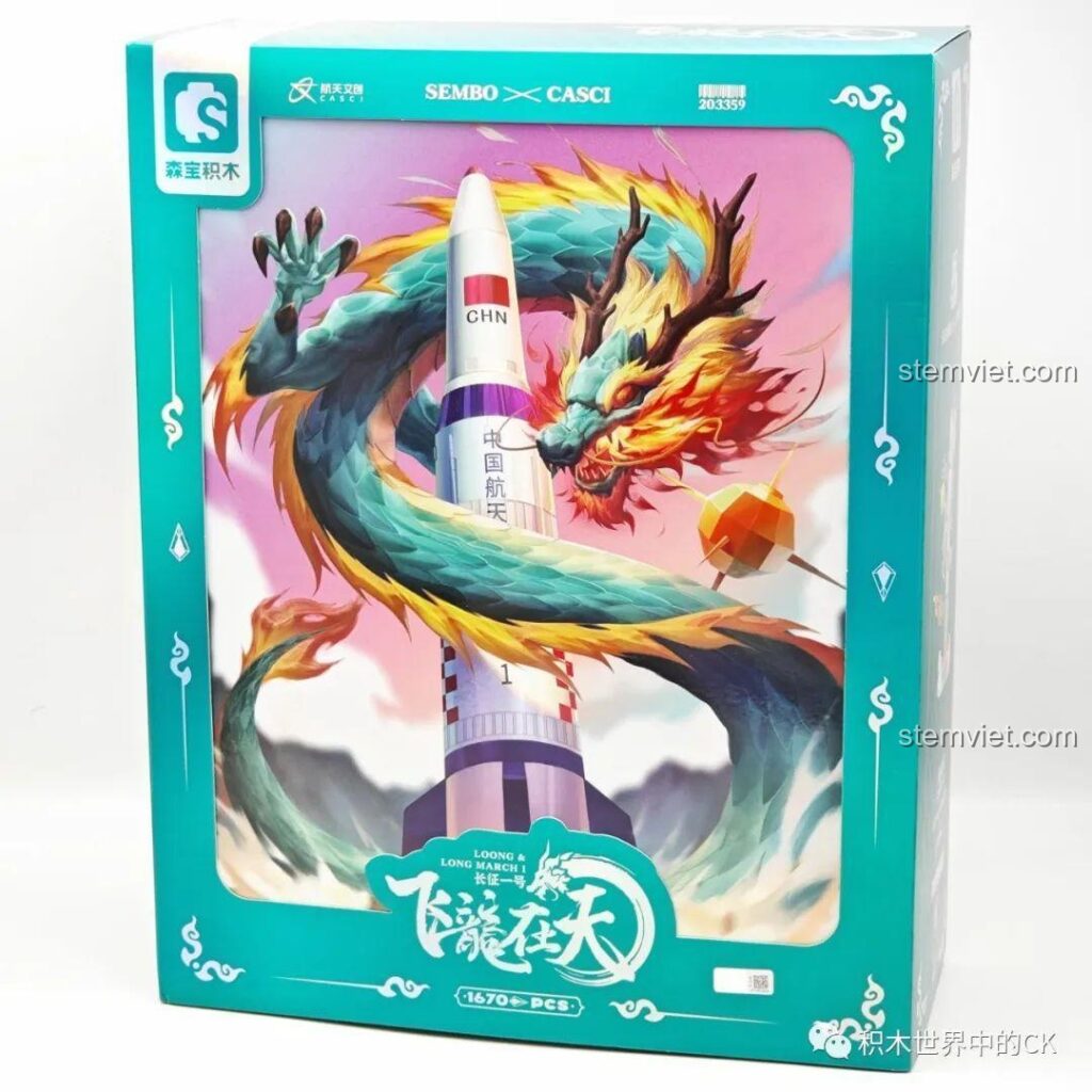 Mặt trước hộp bộ lắp ráp SEMBO 203359 Tên Lửa Trường Chinh 1 và Rồng Bay với hình ảnh rồng xanh uy mãnh quấn quanh tên lửa.
