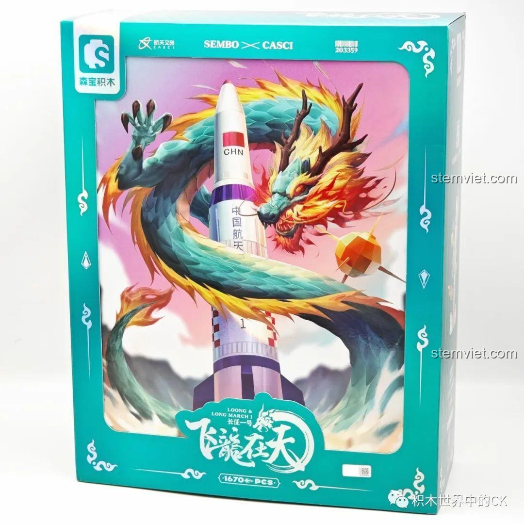 Mặt trước hộp bộ lắp ráp SEMBO 203359 Tên Lửa Trường Chinh 1 và Rồng Bay với hình ảnh rồng xanh uy mãnh quấn quanh tên lửa.