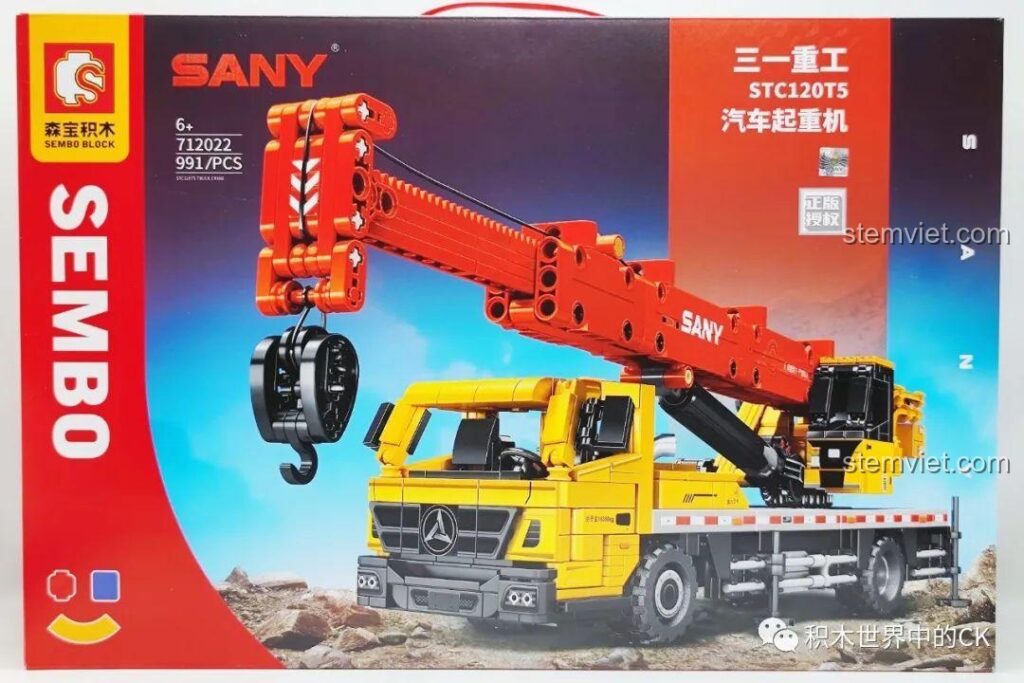 Mặt trước hộp đồ chơi lắp ghép Xe Cẩu Tải SANY STC120T5 712022 của SEMBO, hình ảnh xe cẩu màu vàng đỏ nổi bật.